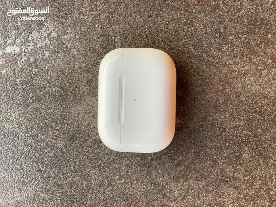 AirPods Pro بحالة ممتازة الشاحن مع سماعة يسار فقط