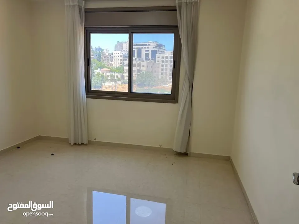 شقه فارغة للايجار في البيره قرب شا رع القدس