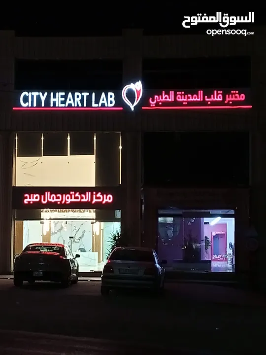 الرقم داخل الإعلان تصميم وتنفيذ الارمات بكل انواعها وطباعه وتلزيق الستكر والسي ثرو
