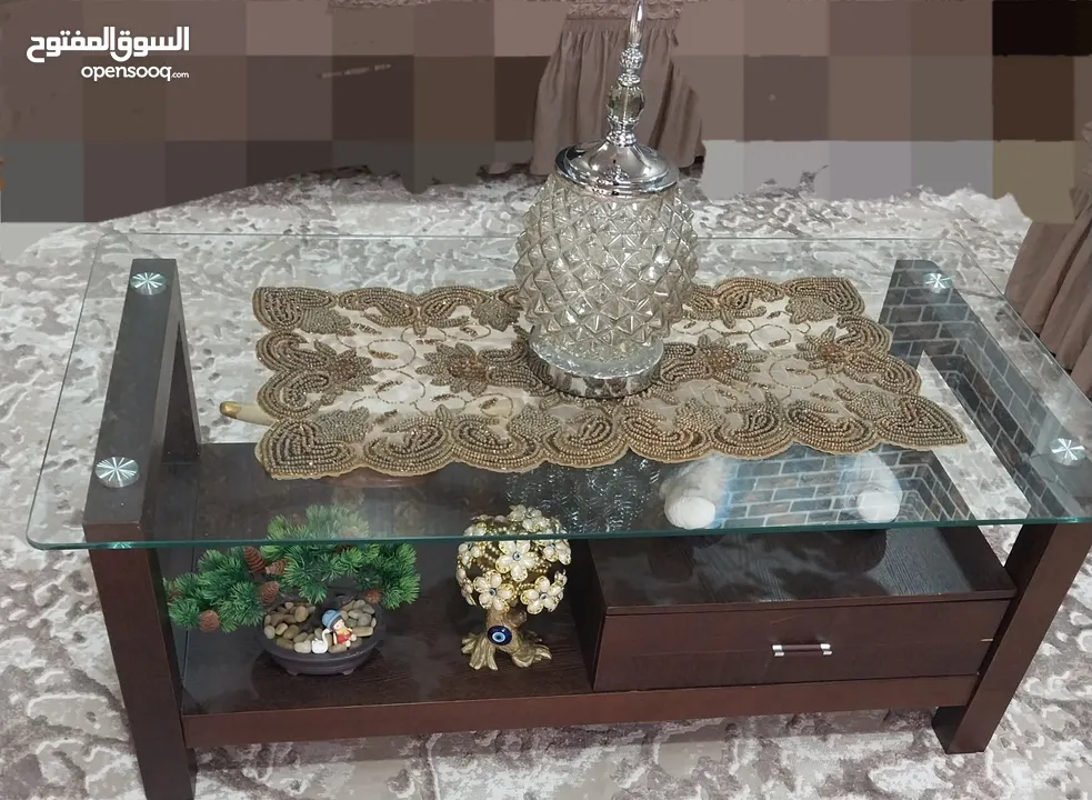 طاوله مع طربيزاتها لغرفة جلوس