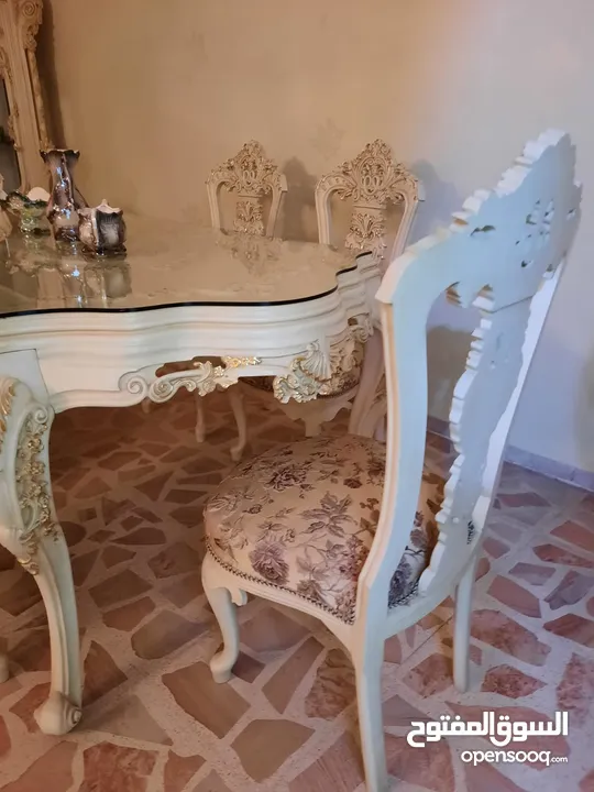 طاولة سفرة وفضية مصري حفر من الطراز الرفيع .   كراسي خشب زان عدد ( 8 ) .   فضية بتطريزة فاخرة