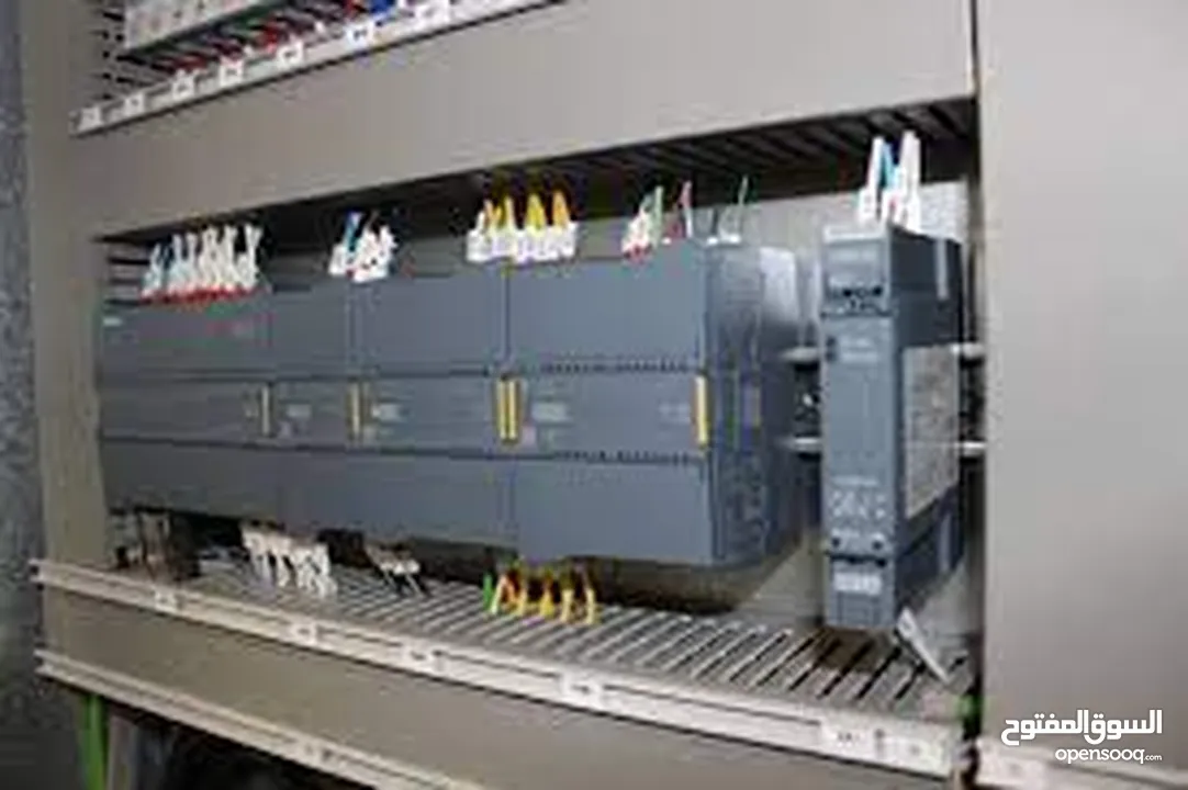 مهندس كهرباء تنفيذ وصيانة لوحات تحكم للمعدات الصناعية