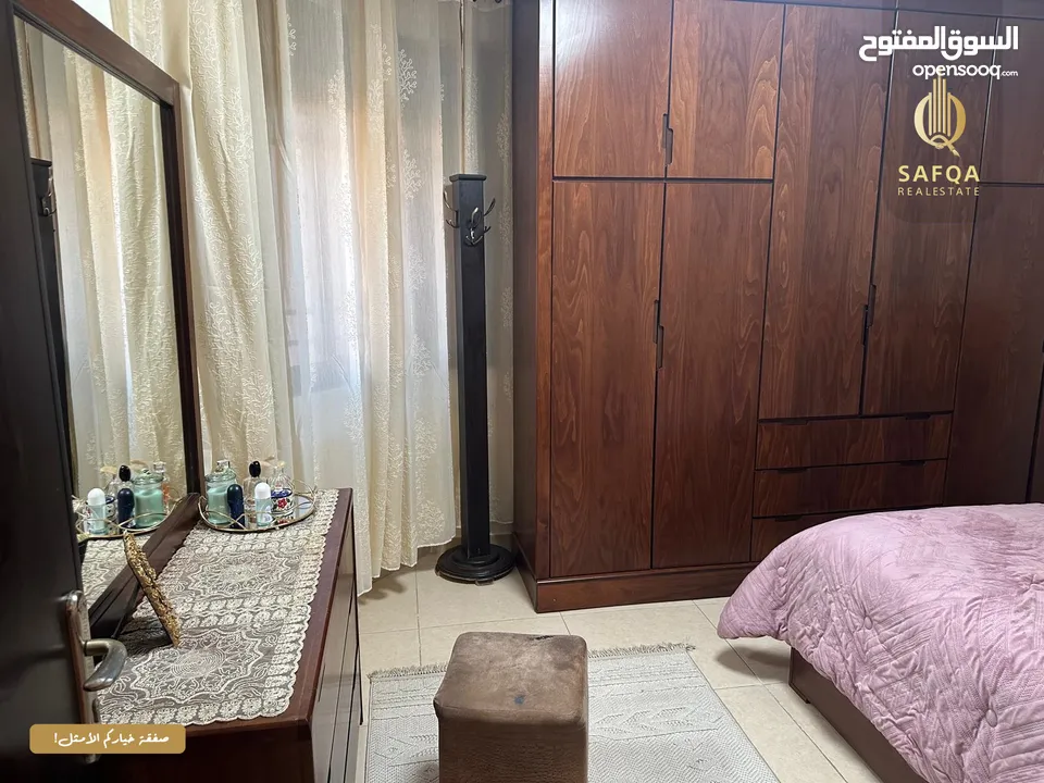 شقة شبه أرضية مع ساحة خارجية واطلالة للبيع في الارسال