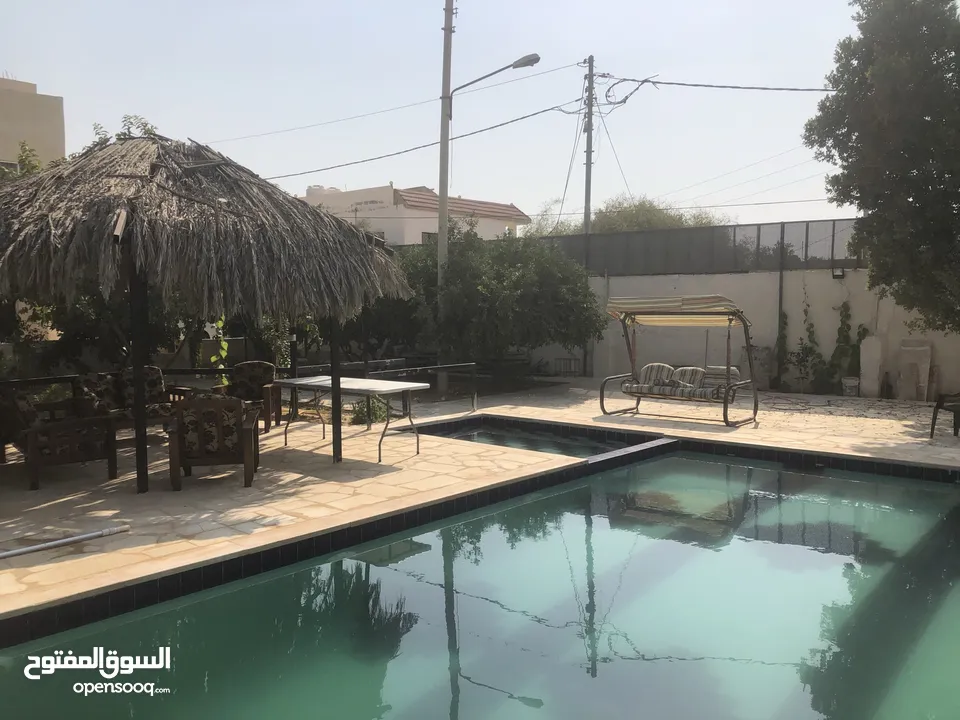 شاليه مساحة 800م منطقة الروضة قابل للبدل