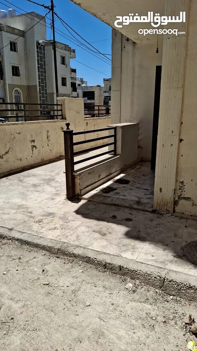 شقة أرضية فارغة مع حديقة بحالة جيدة جدا