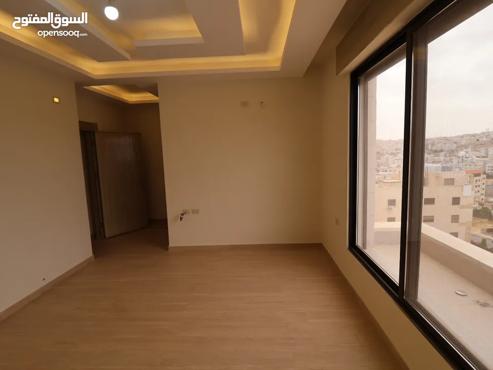 شقة طابق أخير مع روف (205م)داخلي (80م)ترس خارجي في أرقى مناطق ام حجير شفا بدران