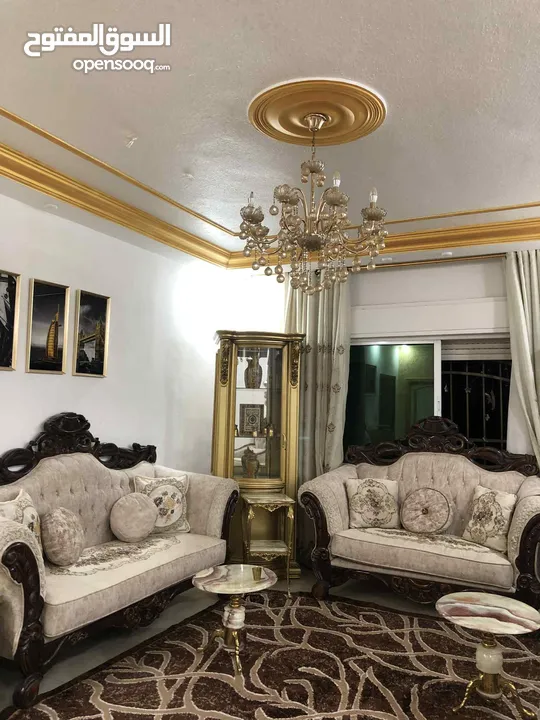طقم كنب ملوكي 9 مقاعد فخم ومرتب وتقيل بحاله ممتازه