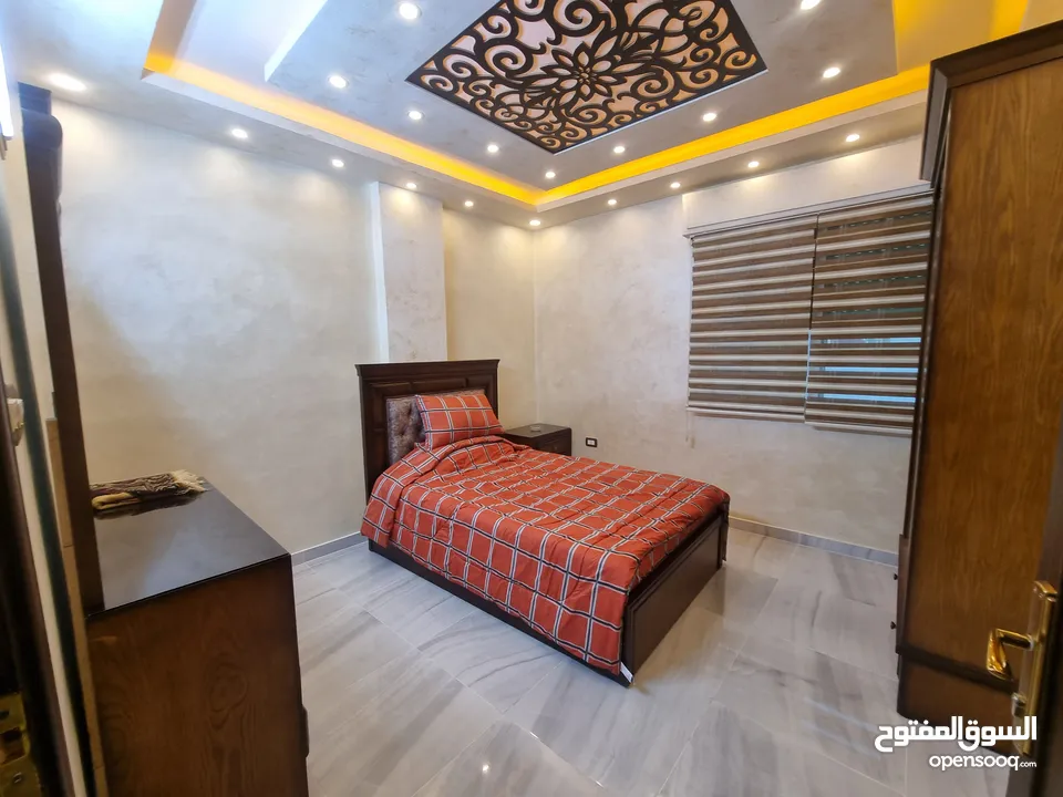 شقة مفروشة فاخرة للايجار مساحة 90 غرب شارع الجامعة ب 200م وشمال مسجد علياء التل