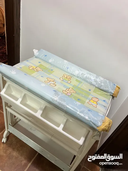 بانيو استحمام مع طاولة غيار للبيبي