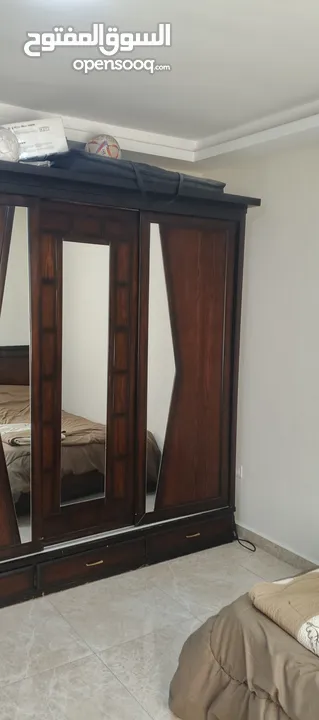 غرفة نوم لاتيه تخت مفرد و نصف مع خزانه و ملحقات الغرفه بالكامل