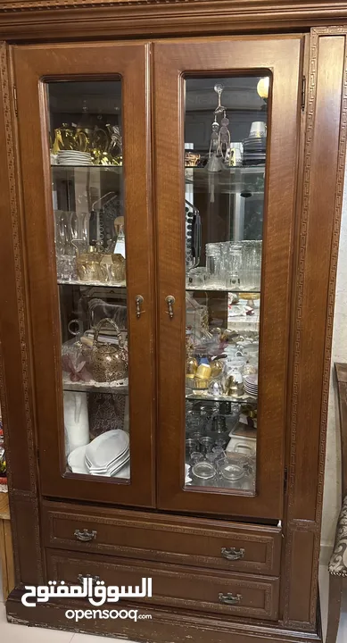 غرفة سفرة كاملة بحالة جيدة (طاولة و 8 كراسي وبوفيه وبيرو )