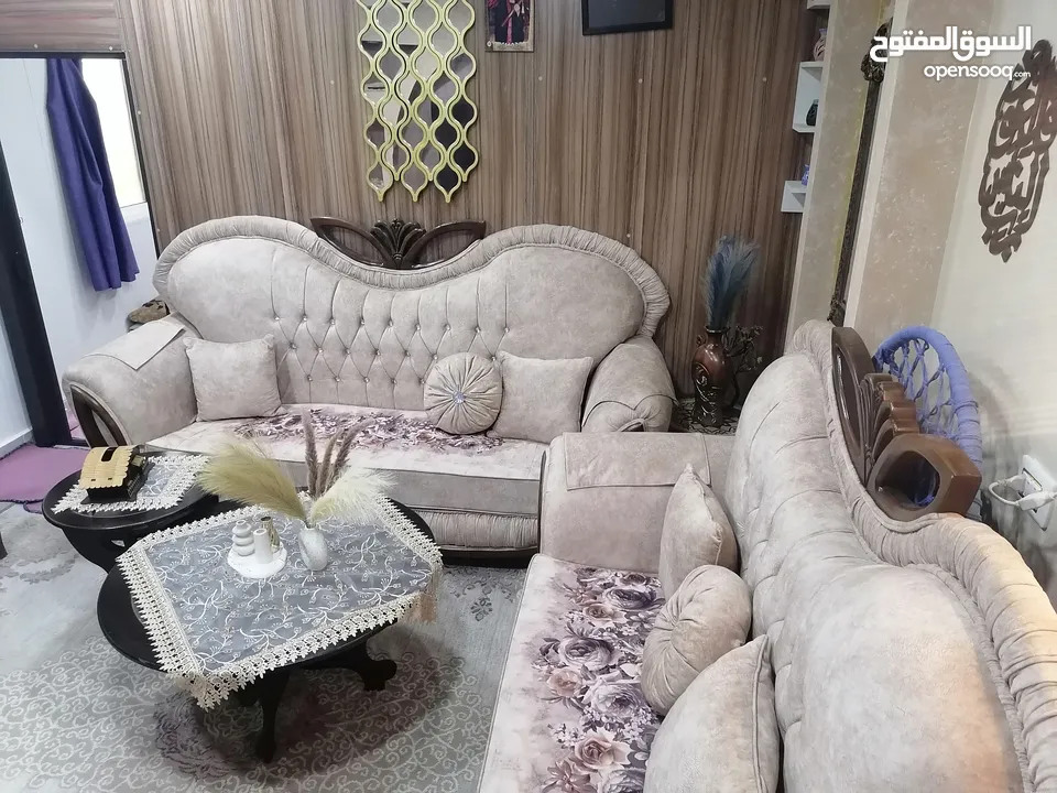 طقم كنب خشب زان تفصيل..7مقاعد او 9 مقاعد  لون بيج مورد شكله جميل جدآ والخشب لون بني..