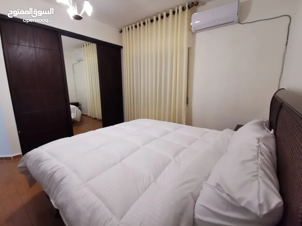 شقة مفروشة للإيجار السنوي بأجمل مناطق مرج الحمام خلف القرية الملكية مباشرة.