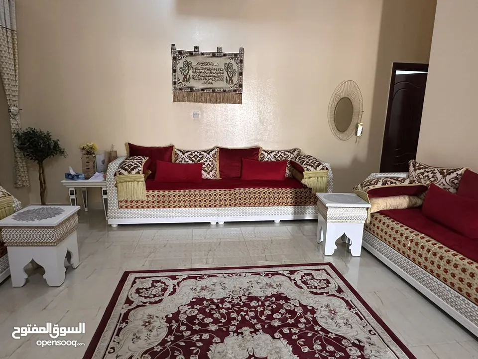 كنب مجلس رائع مع الطاولات