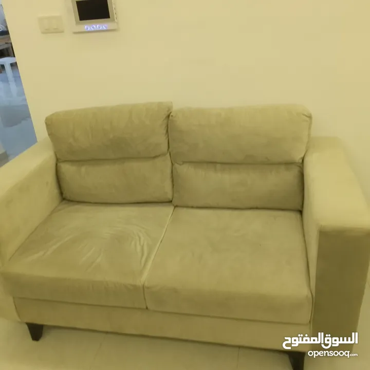 طقم جلوس وطاوله صغيره من ايكيا مع  4 كراسي للبيع