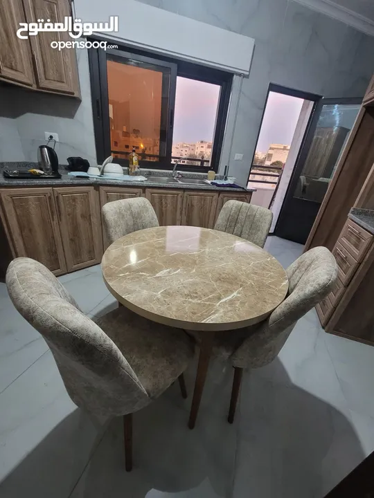 طاولات طعام مع 4 كراسي صناعة تركيا الاشكال المتوفرة مرفقة بالاعلان الكميه المتوفرة محدودة الارجل خشب