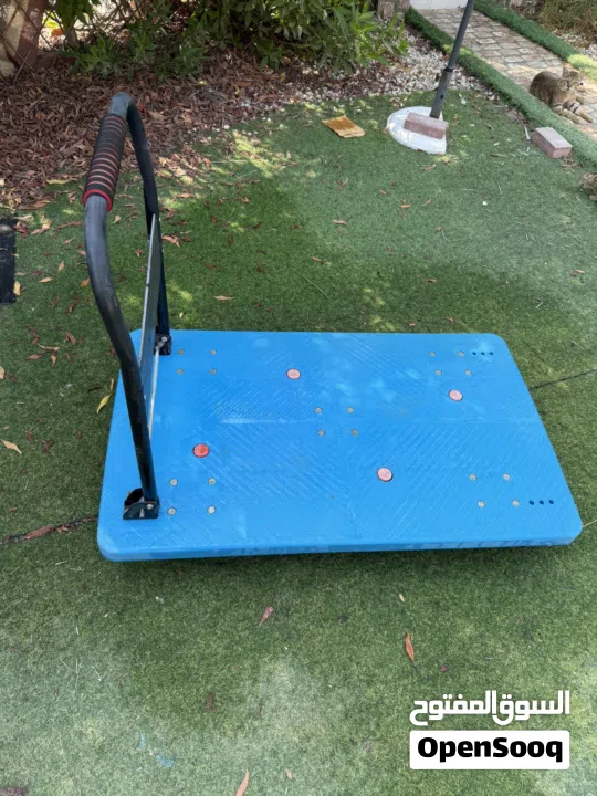 حمام متنقل وخزان ماء وعربة