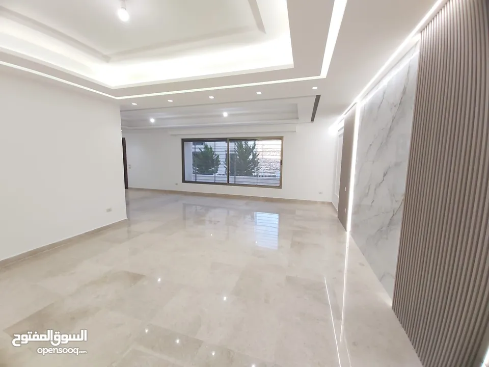 شقة جديدة للبيع اربع غرف نوم مع حديقة في دير غبار