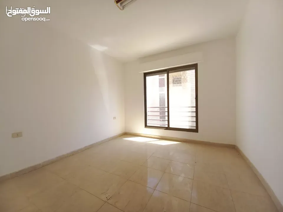 شقة غير مفروشة للايجار في الصويفية  ( Property 33706 ) سنوي فقط