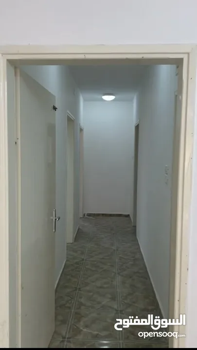 شقة مكونة من 3 غرف نوم +حمامين +صاله + مطبخ + ساحة خارجية في المخفية