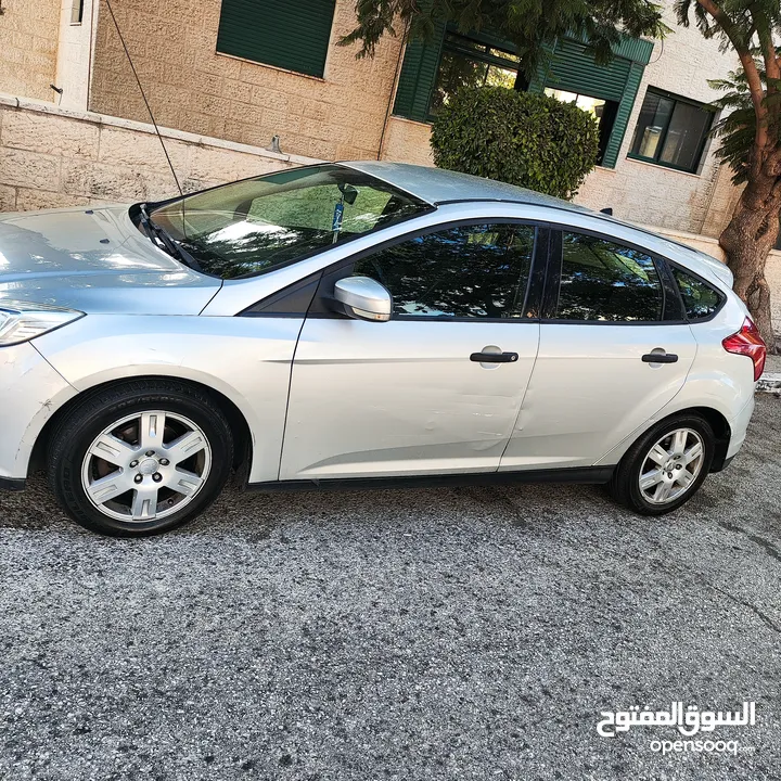 فورد فوكس عداد قليل استخدام شخصي يوجد بعض الضربات الخفيفة موديل 2013 هاتش باك