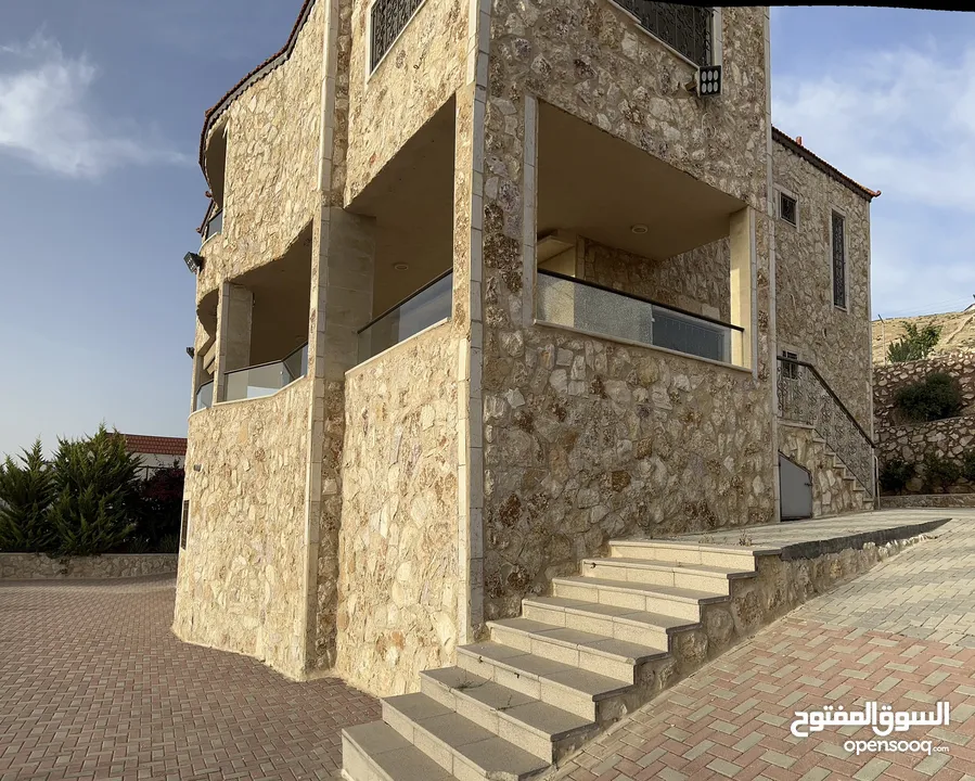 مزرعة و فيلا فاخرة تبعد عن شارع الاردن باقل من 10 دقائق.
