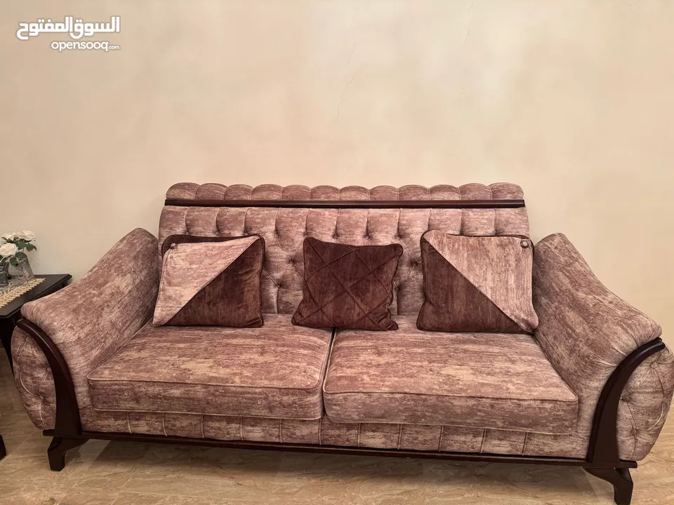 غرفة ضيوف مميزة مع طاولة سفرة