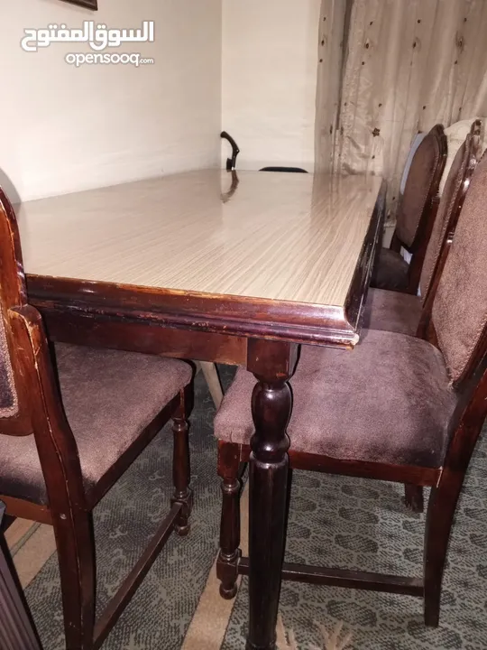 طاولة سفرة للبيع مع 8 كراسي بحالة ممتازة جدا