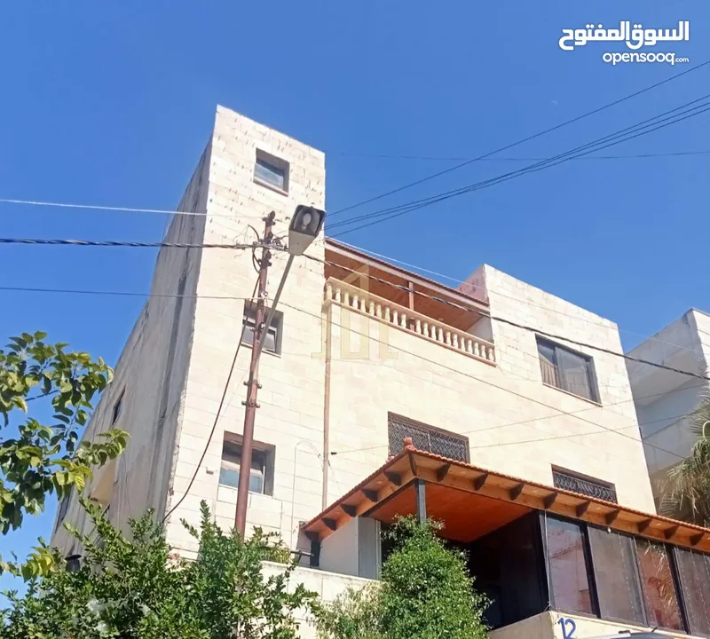 في أهدأ مناطق صافوط عمارة للبيع مكونة من أربع طوابق وتشطيبات راقية/ ref 9012