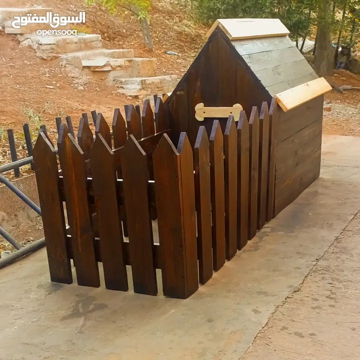 أكواخ خشبية وبيوت للحيوانات