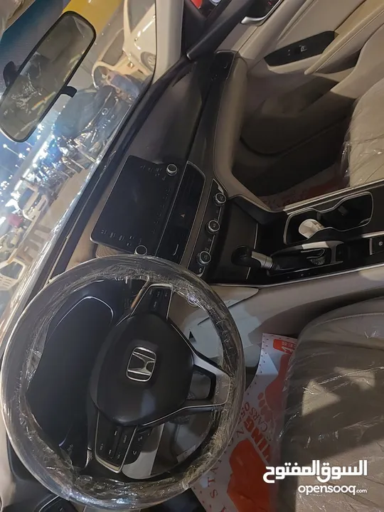هوندا اكورد 2018 السعر 65 000 AED لون خمري السيار خاليا من الحوادث نضيفة من الداخل والخارج