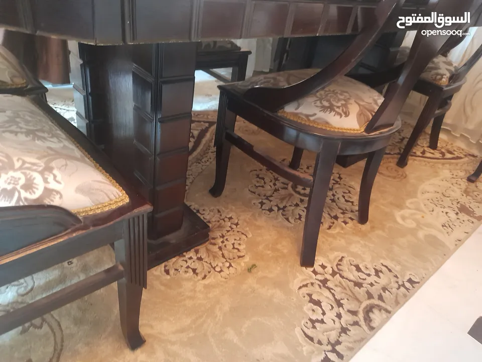 طاولة سفرة مع 8 كراسي بحالة جيدة
