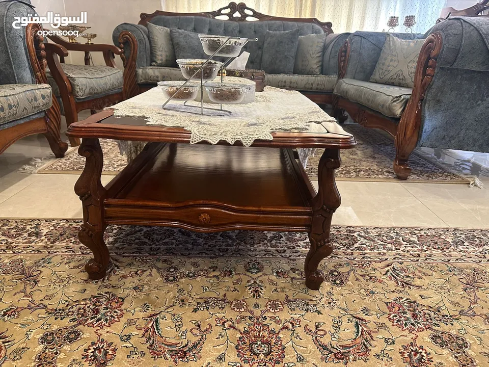 طقم كنب غرفه ضيوف مع طقم طاولات للبيع بسعر مغري