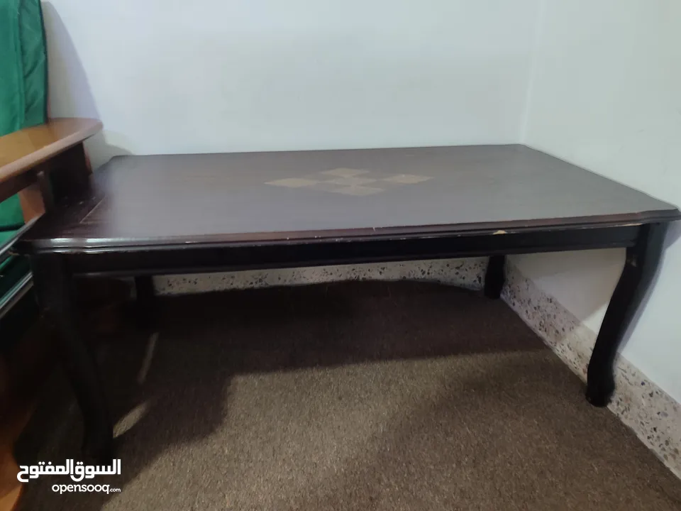 تخت للنوم وطبلات لغرفة صالة