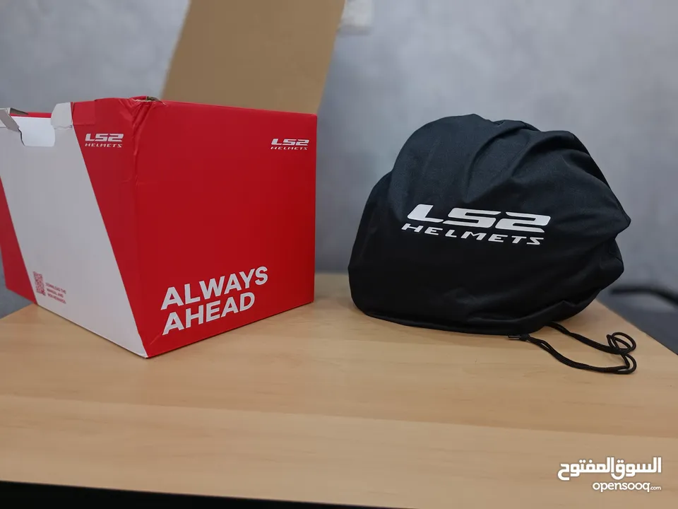 خوذت LS2   حجم XL  الون كاتم  جديده مع مستلزمات 3 اقنعه للوجه مع ستاند للكمره وجوال. وعلاقه للخوذه