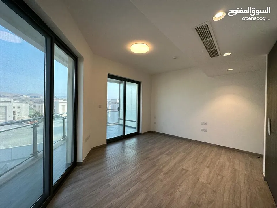 1 BR Luxury Flat with Large Balcony in Boulevard Tower