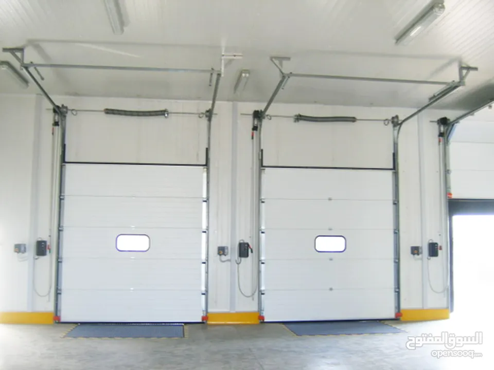 Industrial lifting door's.