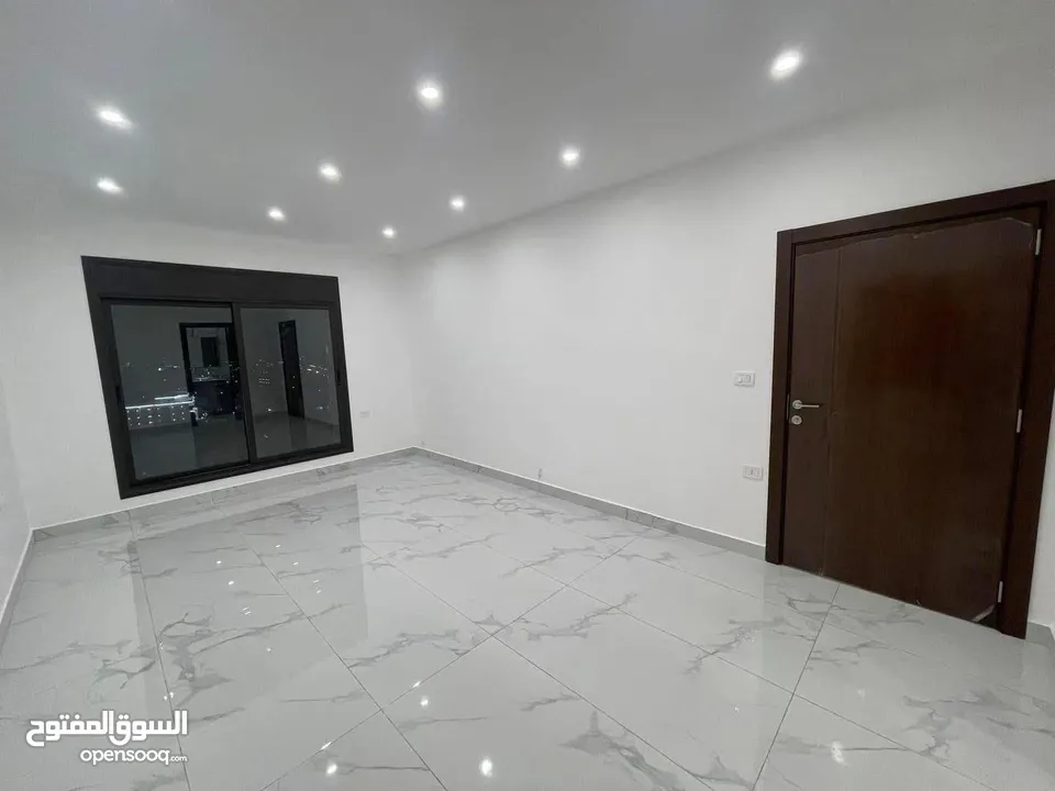 شقة ارضية للبيع في الجبيهة 145م + 50م ترس وكراج مستقل (شقتين في الطابق) على 3 شوارع من المالك