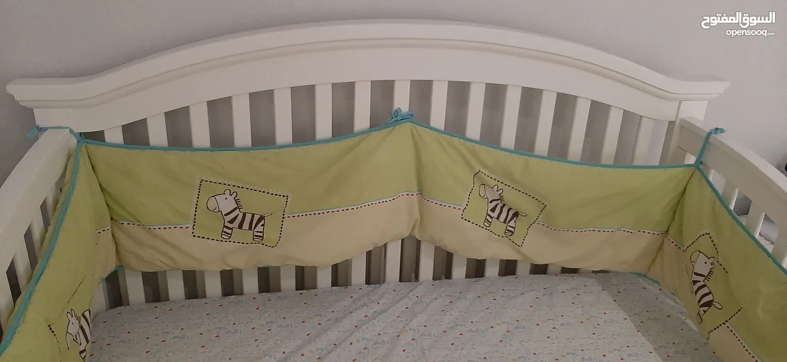 سرير أطفال ماركة جونيورز مع الماتريس له أربع جوانب لغلقه على الطفل -  Opensooq