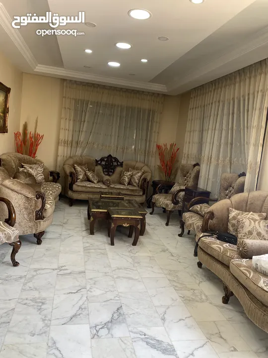 طقمين كنب خشب زان بحالة ممتازة