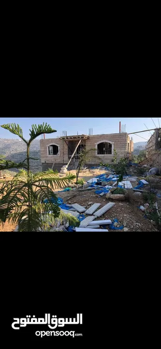 ارض مع بناء قائم