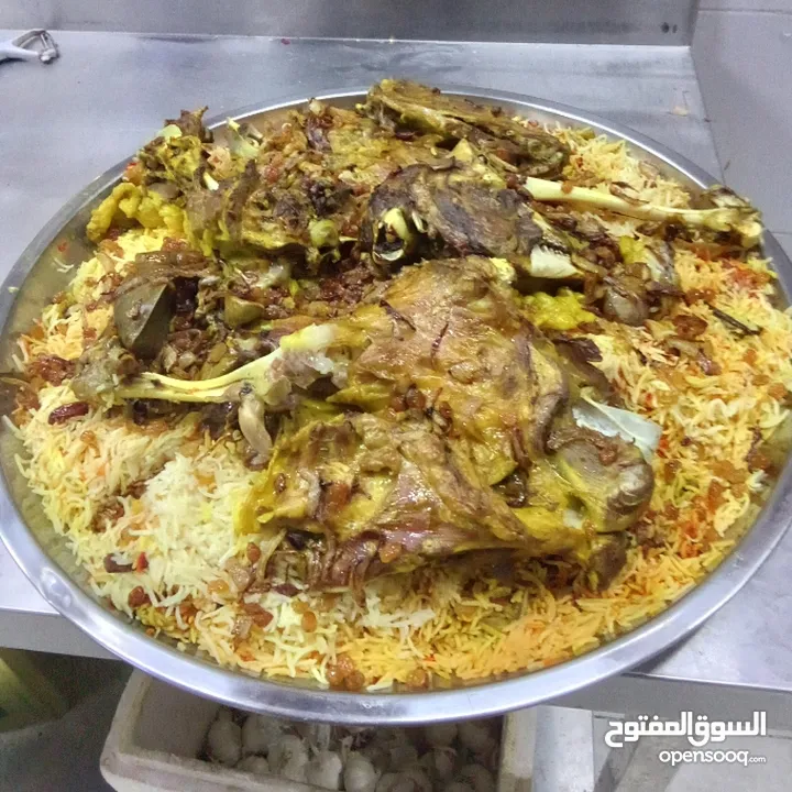 شيف يمني خبرة طويله بالطبخ والاداره