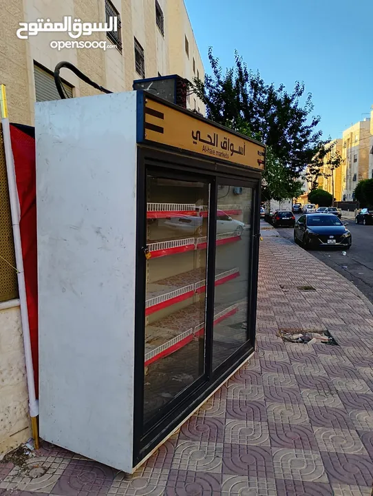 ثلاجة عرض ومطاحن قهوة وبهارات للبيع بسعر مغري جدا