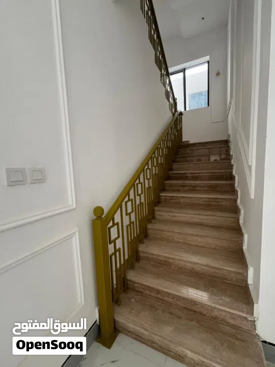 فــــيــــــــــــلا للـــــبيـــــع اول ســـــاكــــن مــــكــــونه مــن 7 غـــــرف و 10 حـــمامات