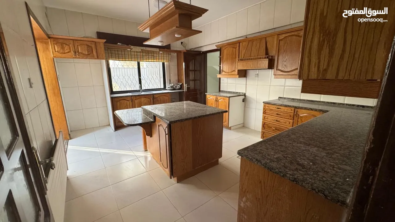 Well-Maintained Villa in Umm Al Summaq / فيلا بحالة ممتازة في أم السماق