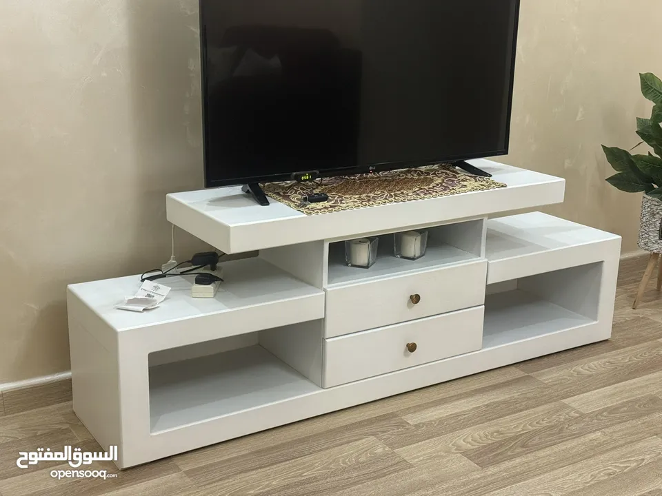 كنب لون خمري  طاولات طقم  لون ابيض 3  تيبل لامب 2  براويز 2  طاولة تلفزيون