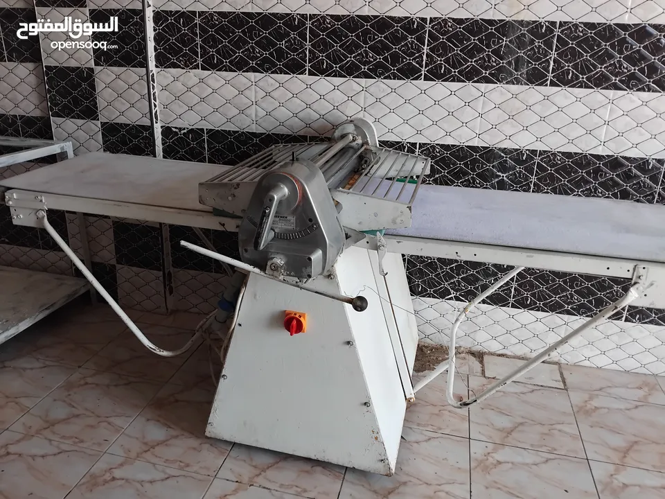 معدات وخط إنتاج مشغل دوناتس للبيع في عمان قابل للتفاوض للمهتمين فقط