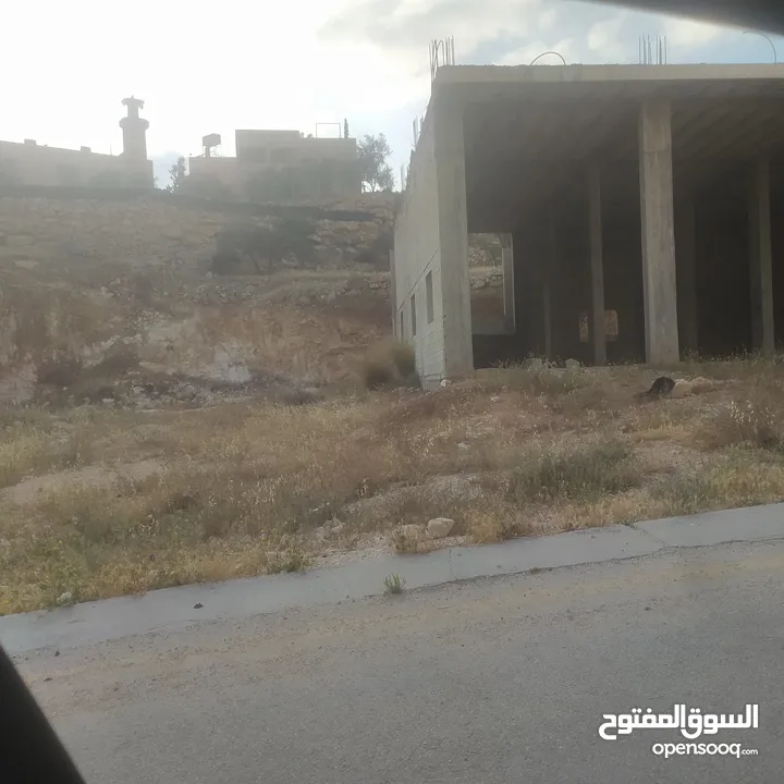 مخازن وأرض للبيع بسعر مغري