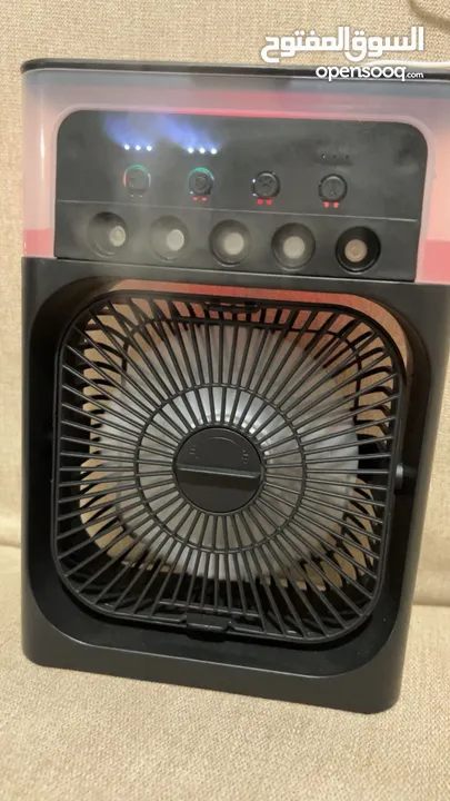 مروحة تبريد صغيرة محمولة مع رذاذ ماء بارد