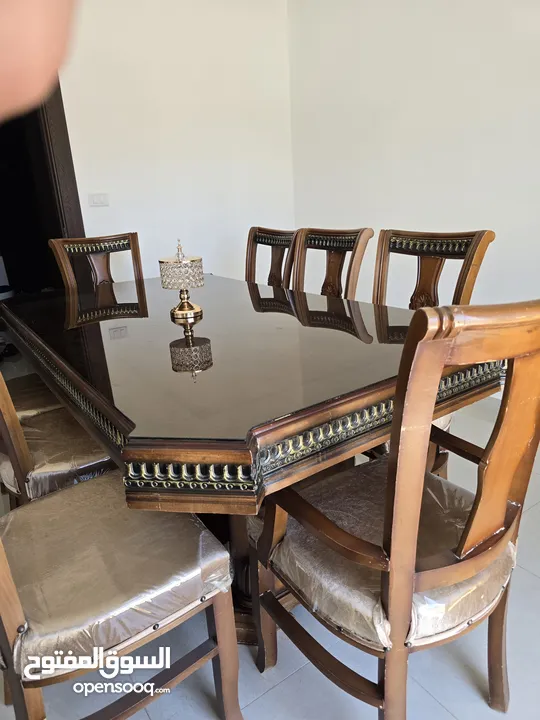 طاولة سفرة 8مقاعد+غاز+ثريا طبقتين بسعر حرق 300 دينار